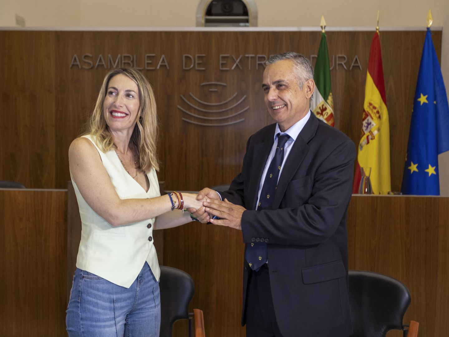 La actual presidenta extemeña, María Guardiola, y el entonces candidato regional de Vox, Ángel Pelayo, el día que sellaron el acuerdo de investidura. (EFE/Jero Morales)