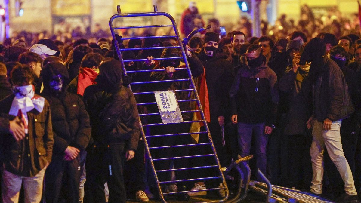 Manifestaciones en Madrid, tras la investidura de Pedro Sánchez: ultima hora en Ferraz con protestas y cargas policiales, en directo