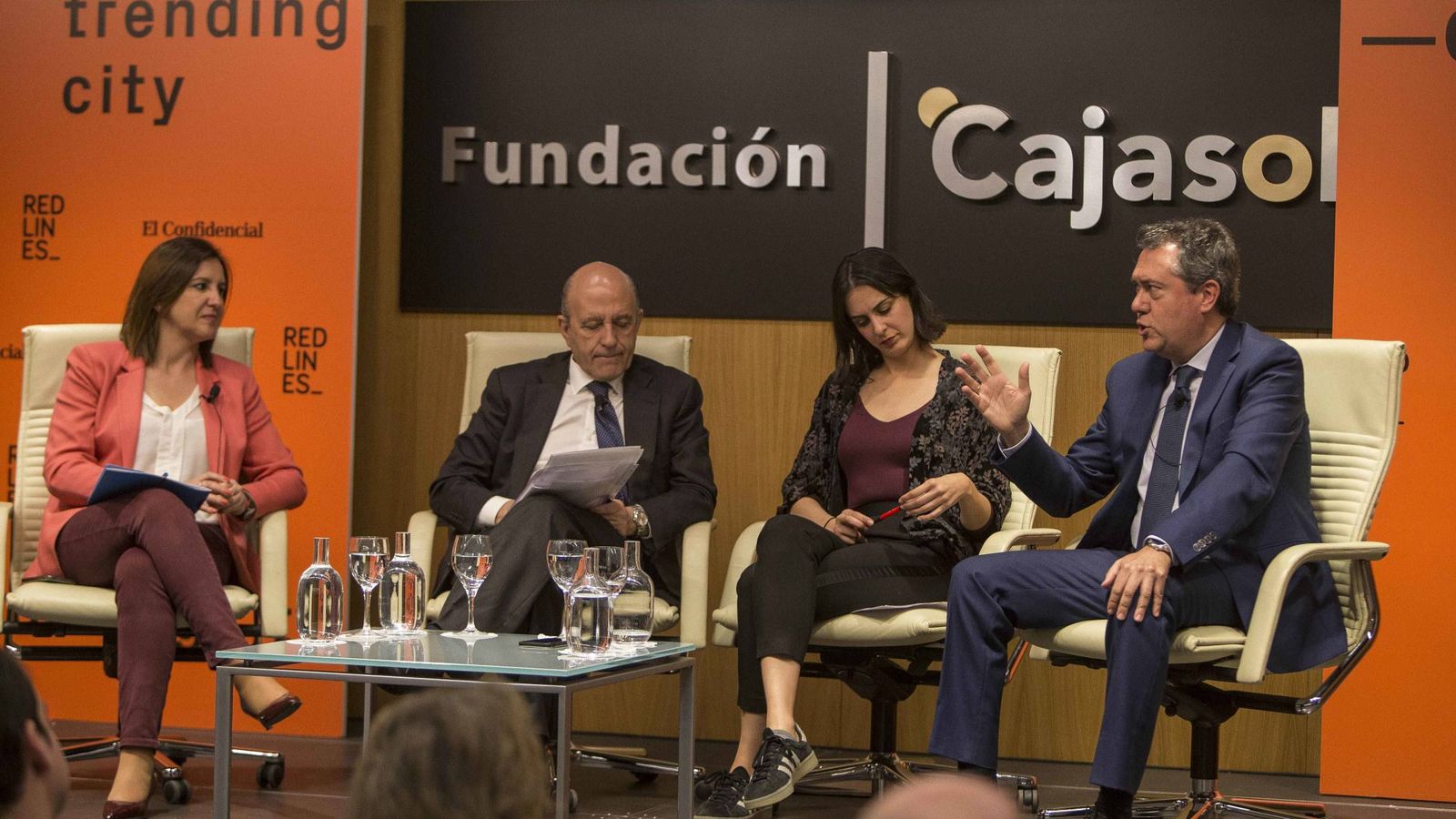 Foto: Juan Espadas, junto a María José Catalá, Rita Maestre y José Antonio Zarzalejos. (Fernando Ruso)