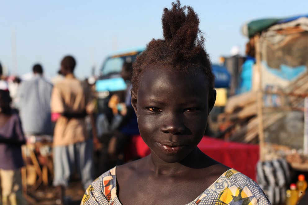 Una joven sudanesa desplazada por los combates en un campo de Malakal (Reuters).