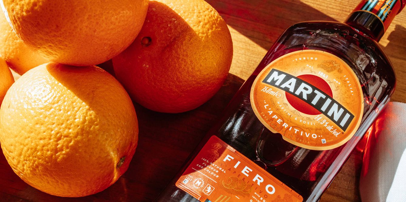 Martini Fiero es ideal para mezclarlo en una proporcio?n 50/50 con to?nica. Su sabor a naranja amarga lo convierte en el protagonista ido?neo del aperitivo moderno. 