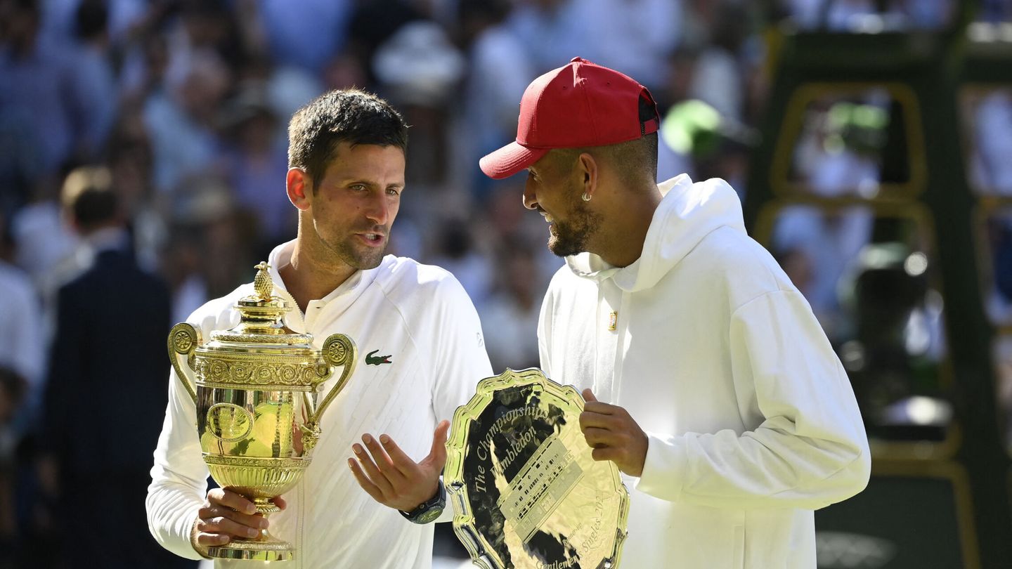 Djokovic dialoga con Kyrgios tras la final. (REUTERS/Matthew Child)