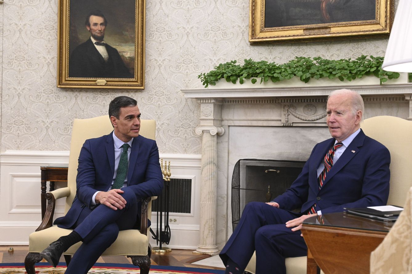 Sánchez, junto a Biden, en el despacho oval. (EFE/Moncloa/Borja Puig de la Bellacasa)