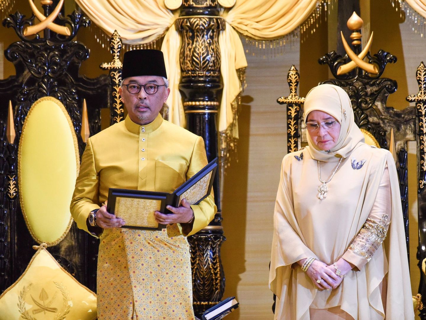 El sultán presta juramento días antes de la ceremonia de coronación como nuevo rey de Malasia. (EFE)
