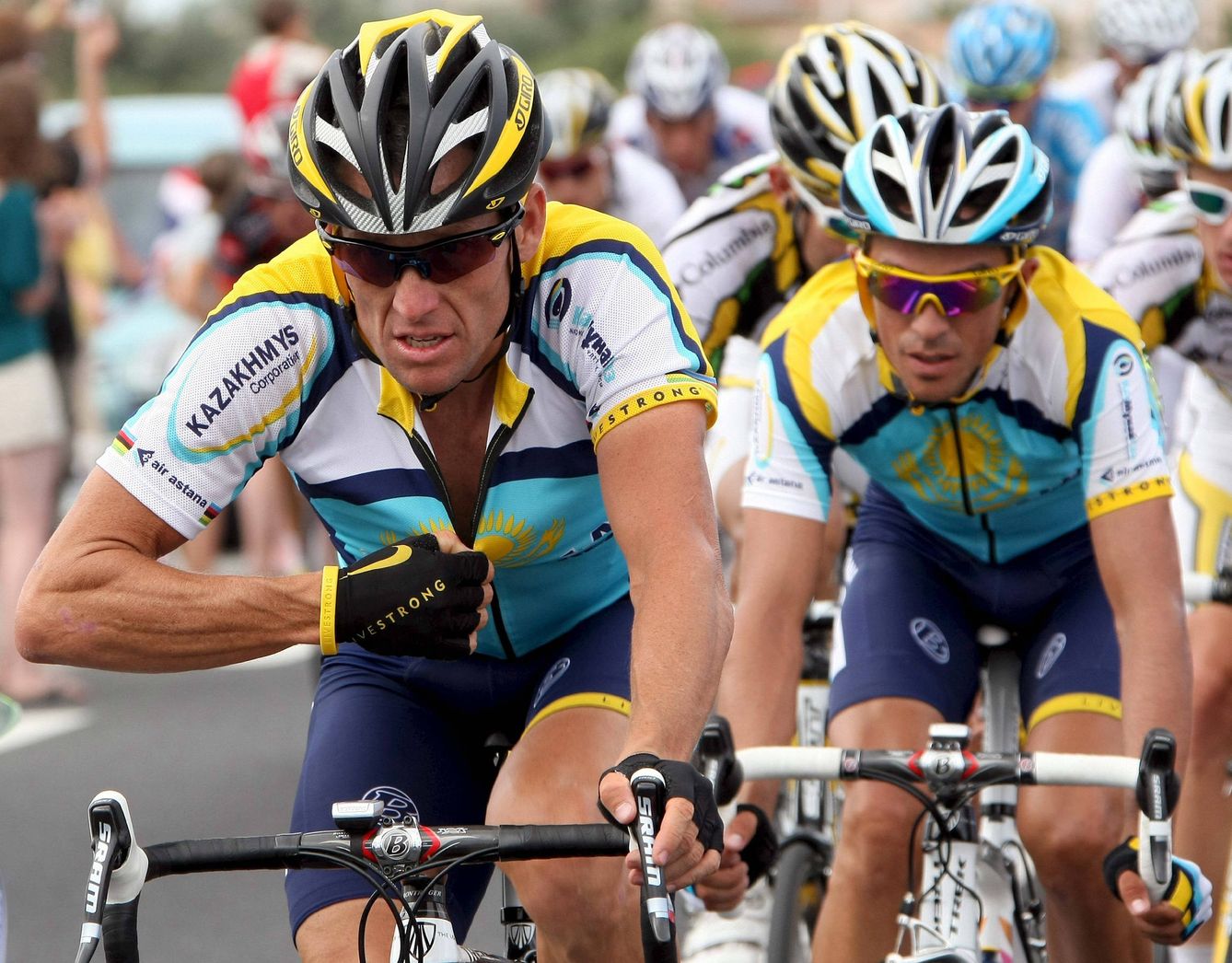 Armstong y Contador, una rivalidad corta, pero única en el ciclismo. (EFE)
