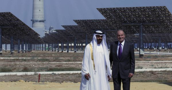 Foto: En 2011, el rey Juan Carlos y el príncipe de Abu Dabi Sheikh Mohammed bin Zayed al Nahyan inauguraron la planta Gemasolar. (Reuters)