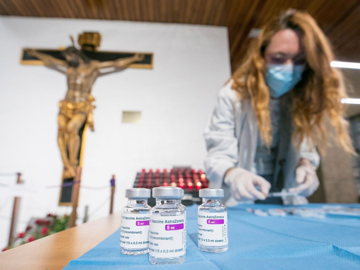 Foto:  Una sanitaria revisa las dosis la vacuna de AstraZeneca en una iglesia zaragozana. (EFE)