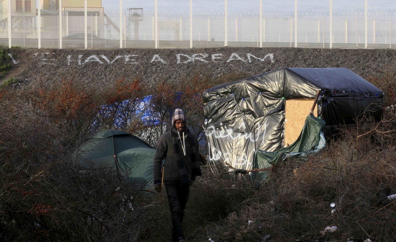 En Calais, inmigrantes que intentan pasar a Reino Unido (EFE)