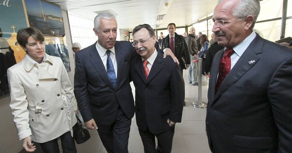 Foto: José Torrado (a la derecha de la imagen), en una visita a Ceuta de Javier Arenas, que abraza al presidente de Ceuta, Juan Jesús Vivas. (EFE) 