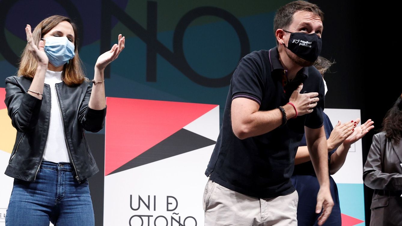 Foto: La líder de Podemos y ministra de Derechos Sociales, Ione Belarra (i), y el exsecretario general de la formación, Pablo Iglesias (d), durante la clausura de la Universidad de Otoño de Unidas Podemos, este domingo. (EFE)