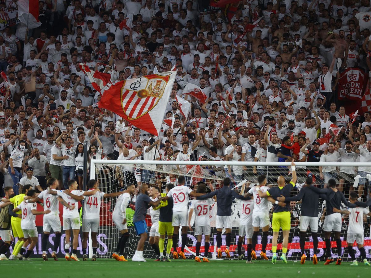 Foto: El Sevilla celebra con su afición el pase a las semifinales. (Reuters/Paul Childs).