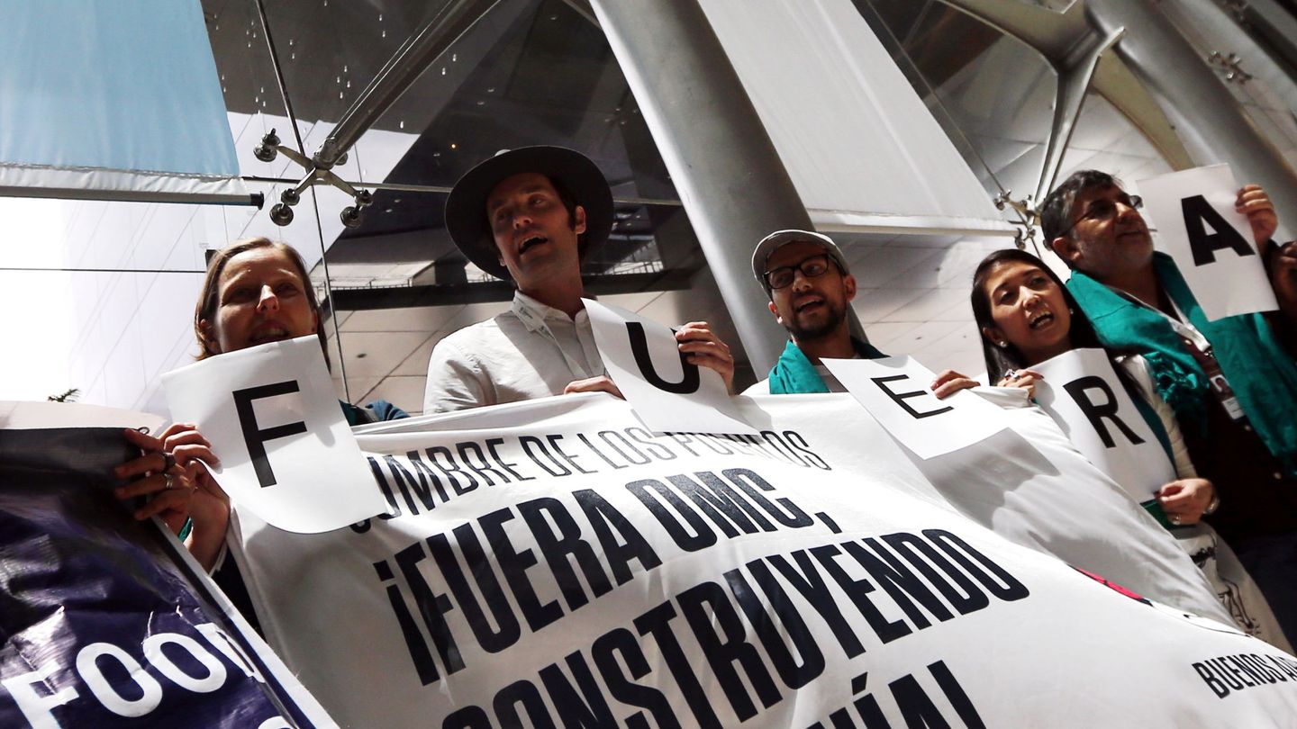 El noruego Petter Titland, inicialmente deportado de Argentina, protesta contra la OMC junto a otros activistas en Buenos Aires, el 12 de diciembre de 2017. (Reuters)