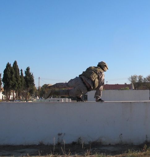 Foto: Un miembro del Grupo de Operaciones Especiales realizando un ejercicio. (D. Camiroaga)