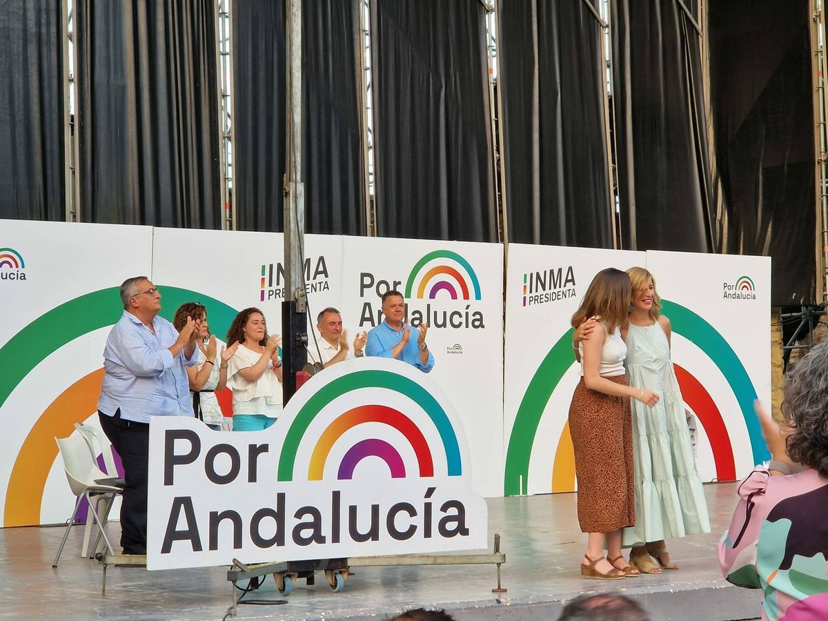 Foto: Yolanda Díaz e Ione Belarra se abrazan en el mitin de Por Andalucía en Córdoba.