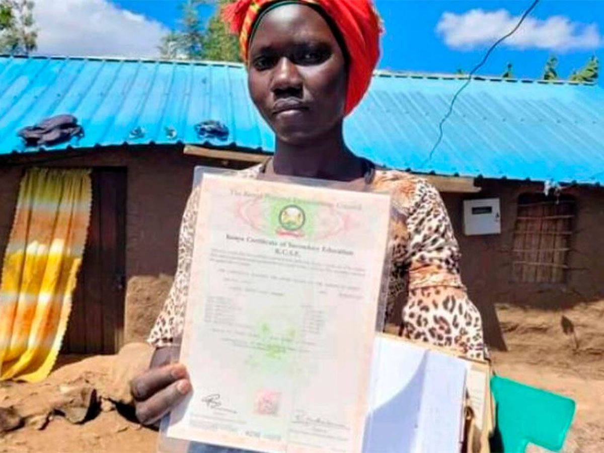 Foto: Una keniata ingresa en la universidad 14 años después de aprobar su acceso (Tuko News)
