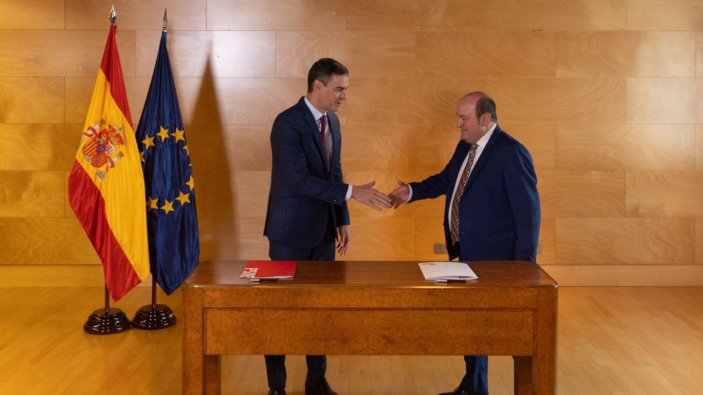 El presidente del Gobierno, Pedro Sánchez, y el del EBB del PNV, Andoni Ortuzar. (EP/E. Parra)