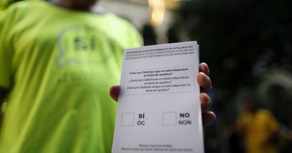 Foto: Una persona muestra una de las papeletas del referéndum sobre la independencia de Cataluña. (EFE)