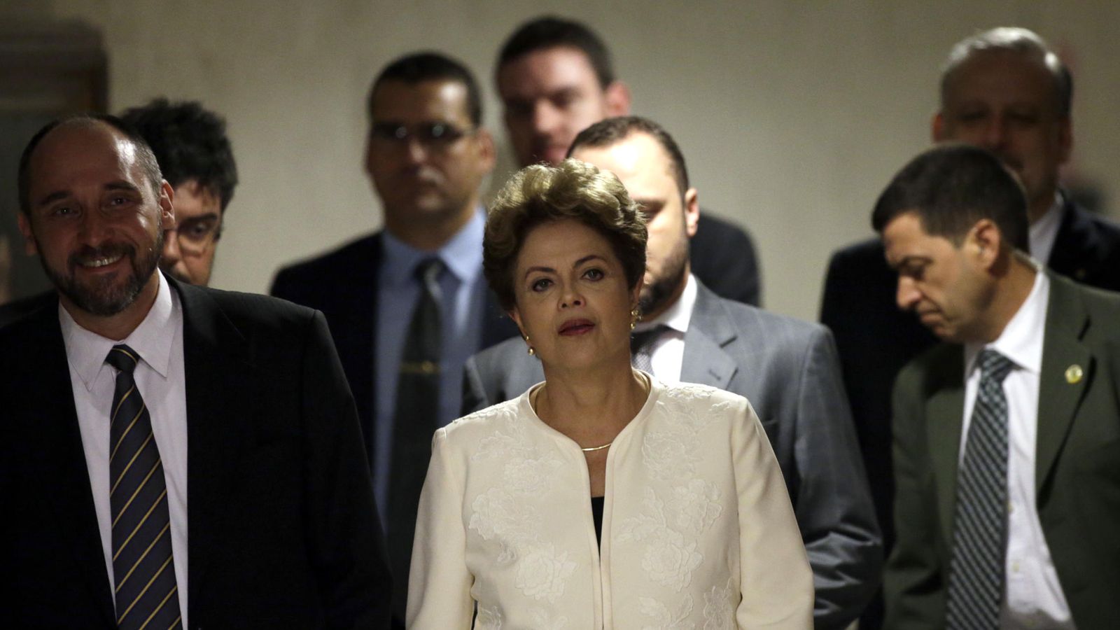 Foto: La presidenta brasileña, Dilma Rousseff (c), asiste a una conferencia de prensa en el Palacio de Planalto en Brasilia (Efe).