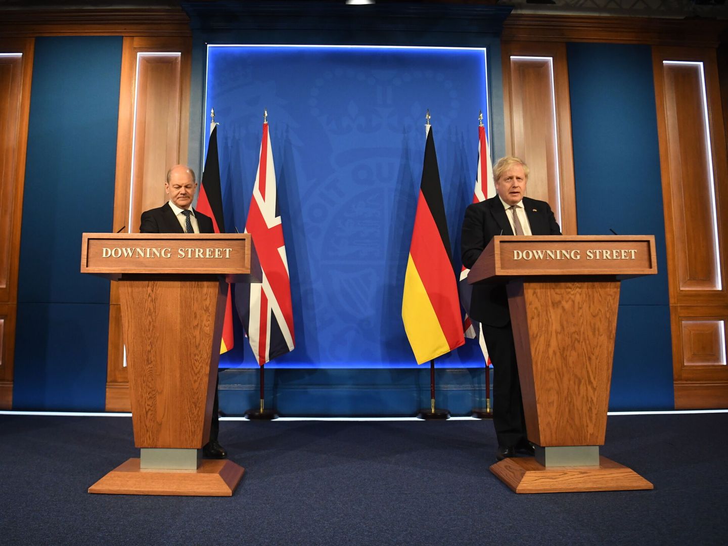 El canciller alemán Olaf Scholz (izq.) y el primer ministro británico Boris Johnson (dcha.) hablan en una rueda de prensa en Downing Street.  (EFE/EPA/Pool/Neil Hall) 