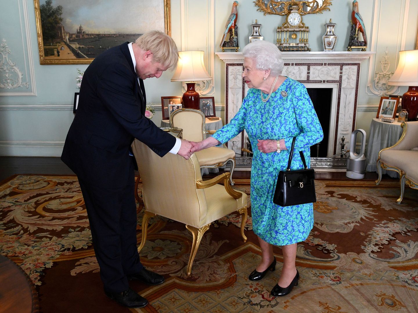 Foto de archivo de la reina Isabel II y Boris Johnson. (Reuters)