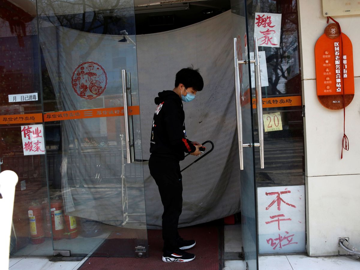 Foto: Tienda cerrada en Pekín (Reuters)