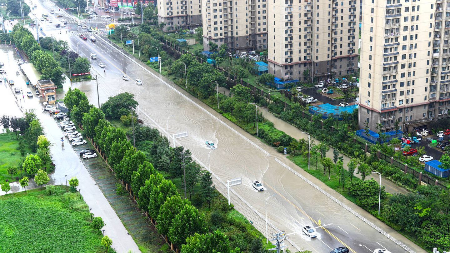 Carretera inundada en China. (iStock)
