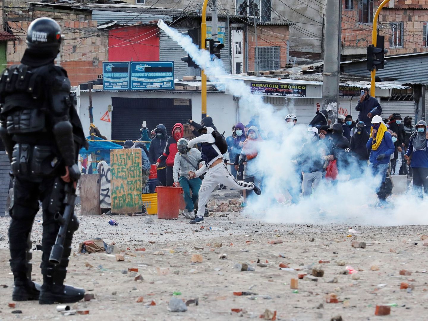 Manifestantes se enfrentan a integrantes del Escuadrón Móvil Antidisturbios (ESMAD) en Bogotá. (EFE)