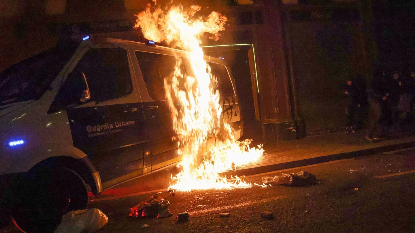 Un furgón policial arde durante las protestas por Pablo Hasél. (EFE)