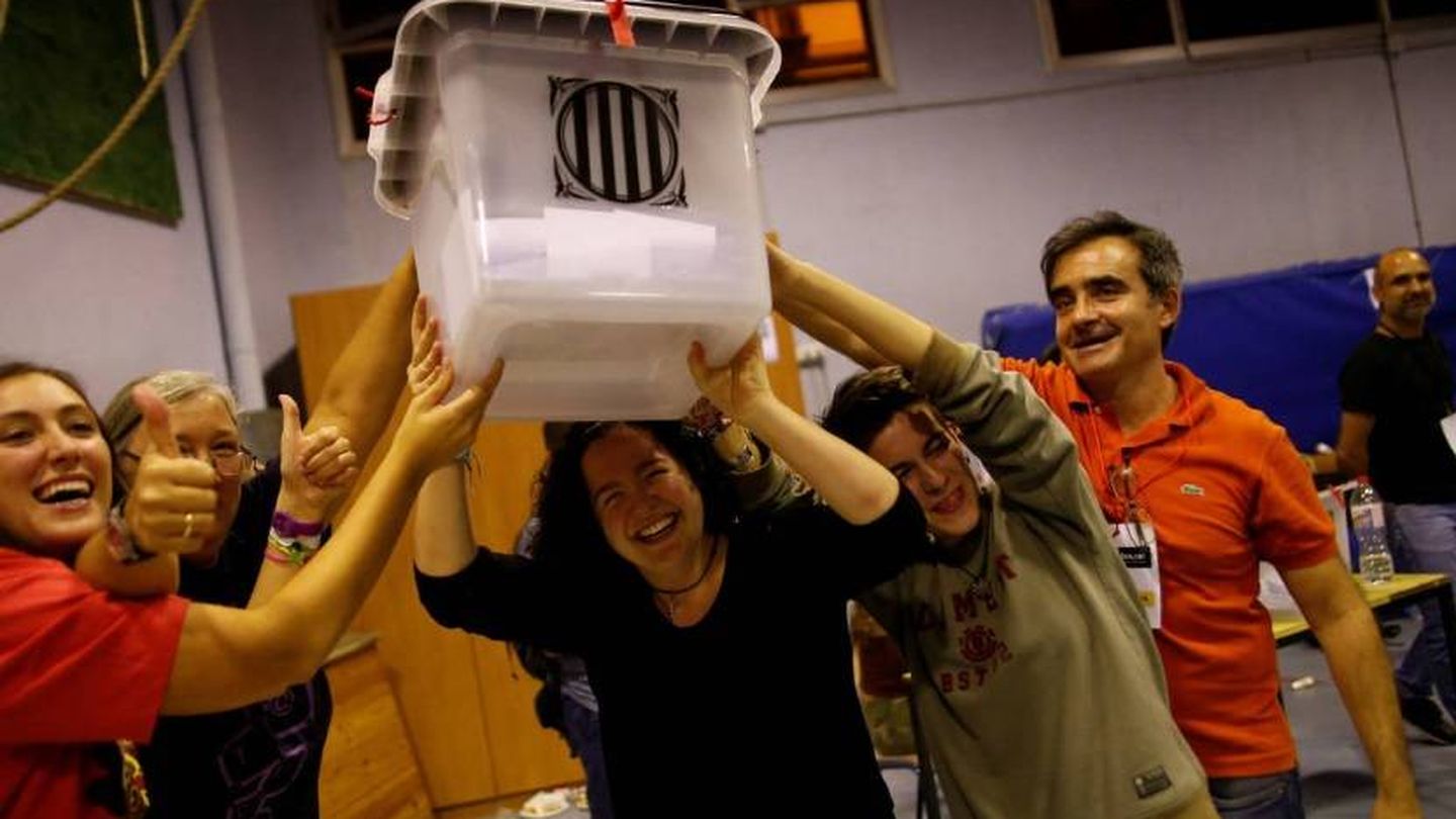 Momento del cierre de urnas en el referéndum del 1-O. (Reuters)