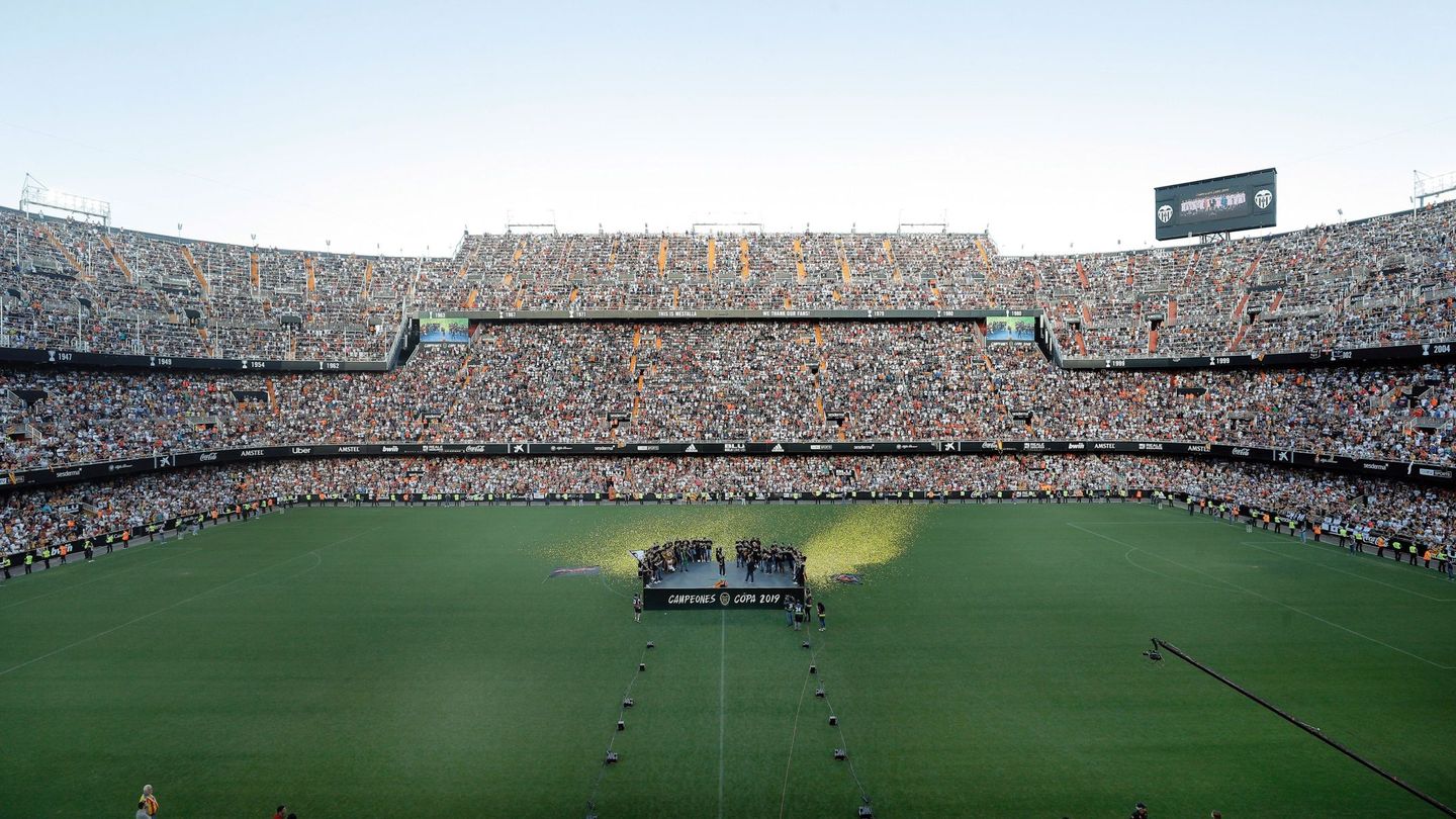 Los jugadores del Valencia CF en el estadio de Mestalla con miles de aficionados festejando el último título de Copa 