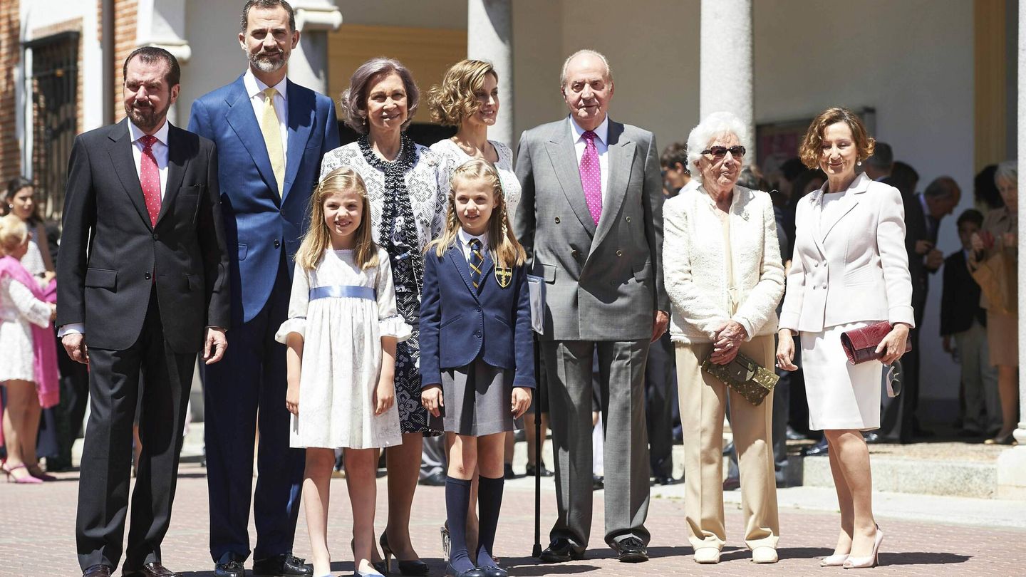Menchu Álvarez, junto a su familia y la familia real en la comunión de Leonor en mayo de 2015. (Cordon Press)