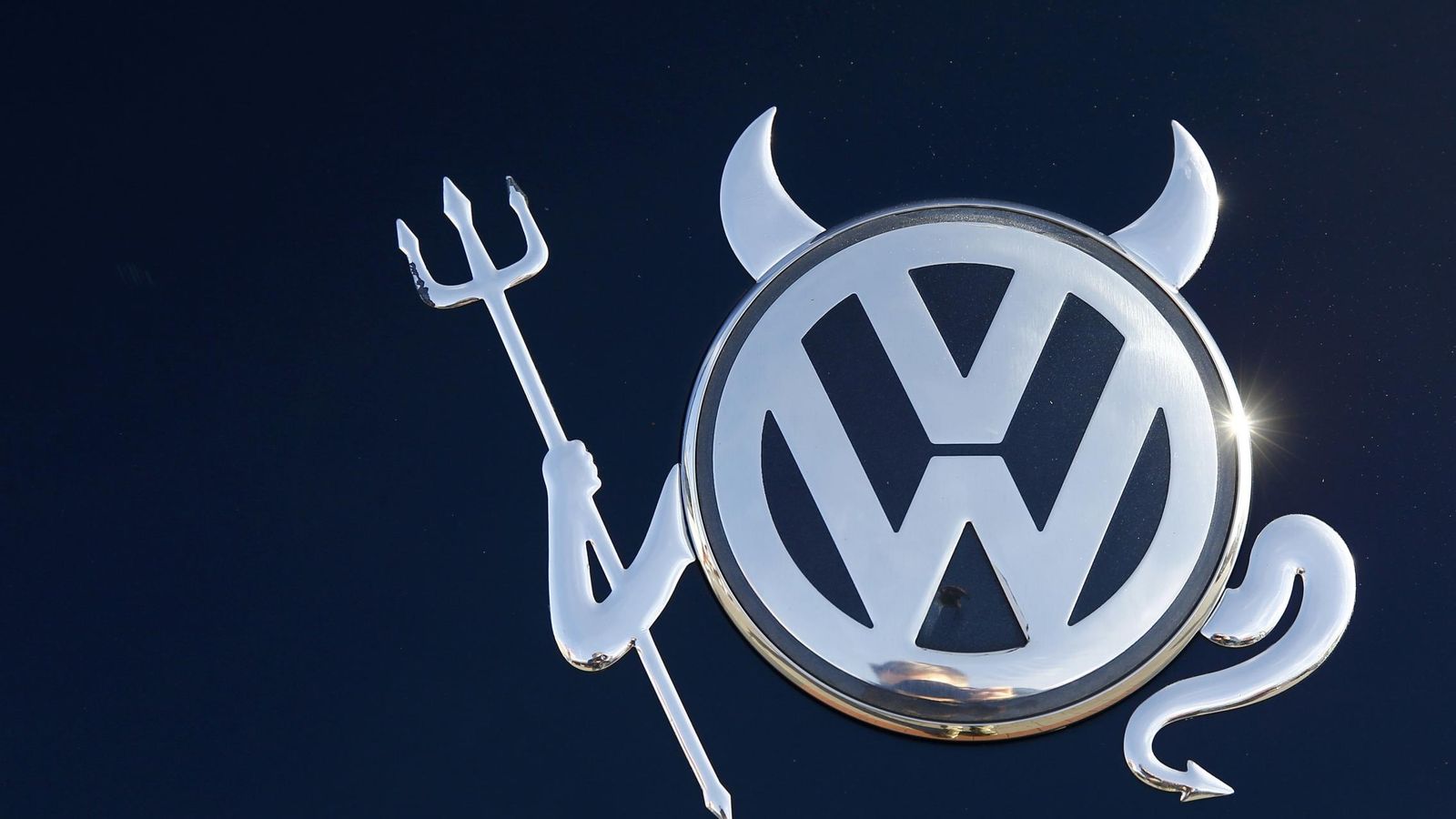 Foto: El logotipo de Volkswagen 'embellecido' en un coche en Hanau, Alemania. (Reuters)