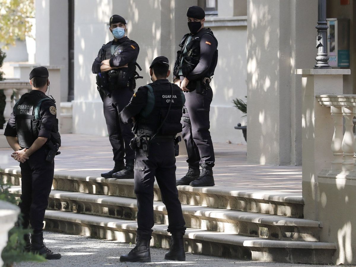Foto: Agentes de la Guardia Civil custodian la puerta del Ayuntamiento de Cabrera de Mar (Barcelona). (EFE)