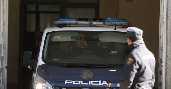 Foto: Furgón policial en el Supremo. (EFE)