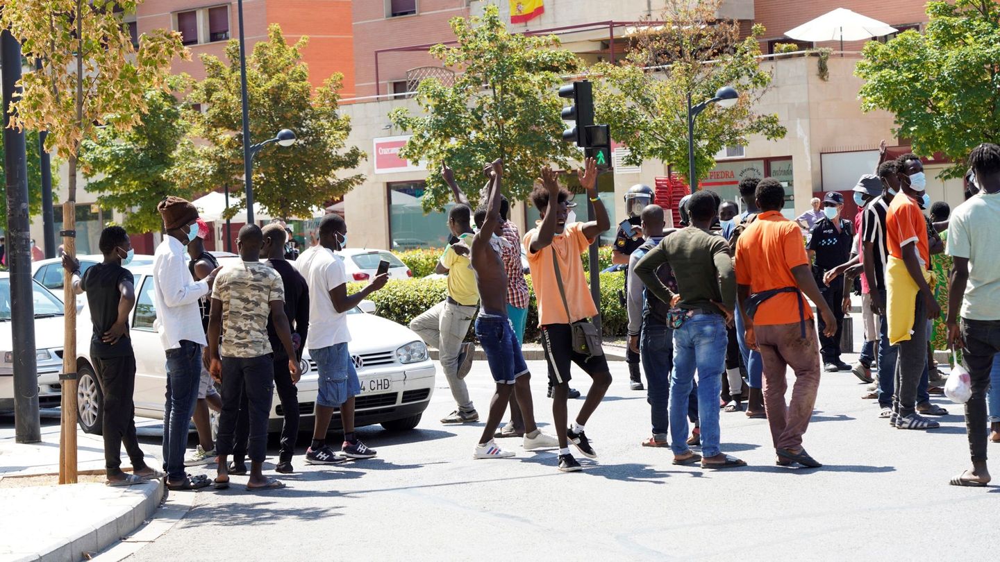 Varios inmigrantes cortan una calle de Albacete el domingo 19 de julio. (EFE)