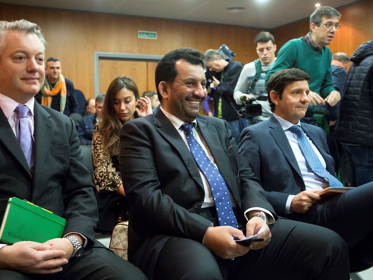 Foto: - El presidente y propietario del Málaga CF, Abdullah Al-Thani (c), durante el juicio del 'caso BlueBay' en la Ciudad de la Justicia de Málaga (EFE).