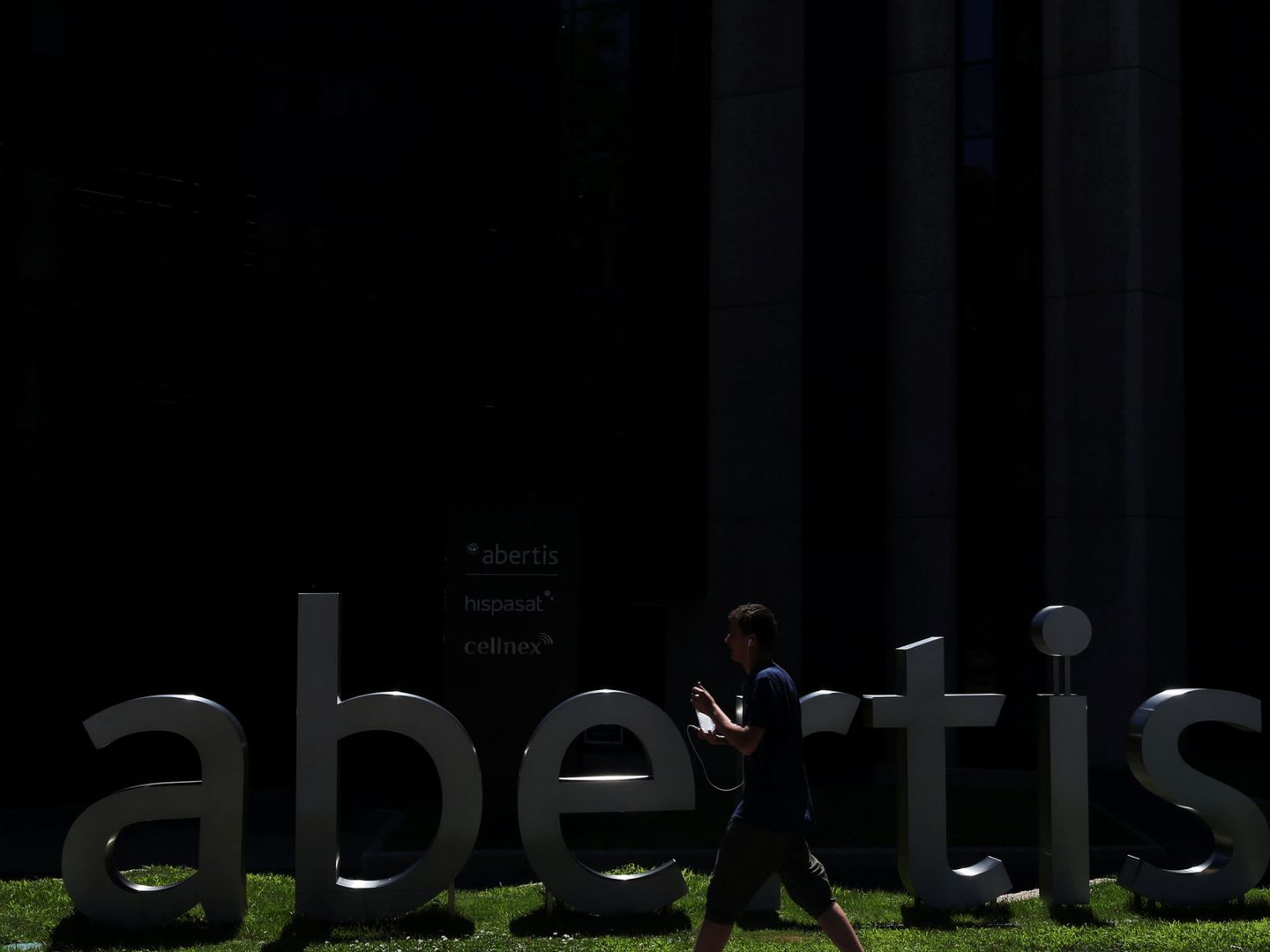 Logo de Abertis en Madrid. (Reuters)