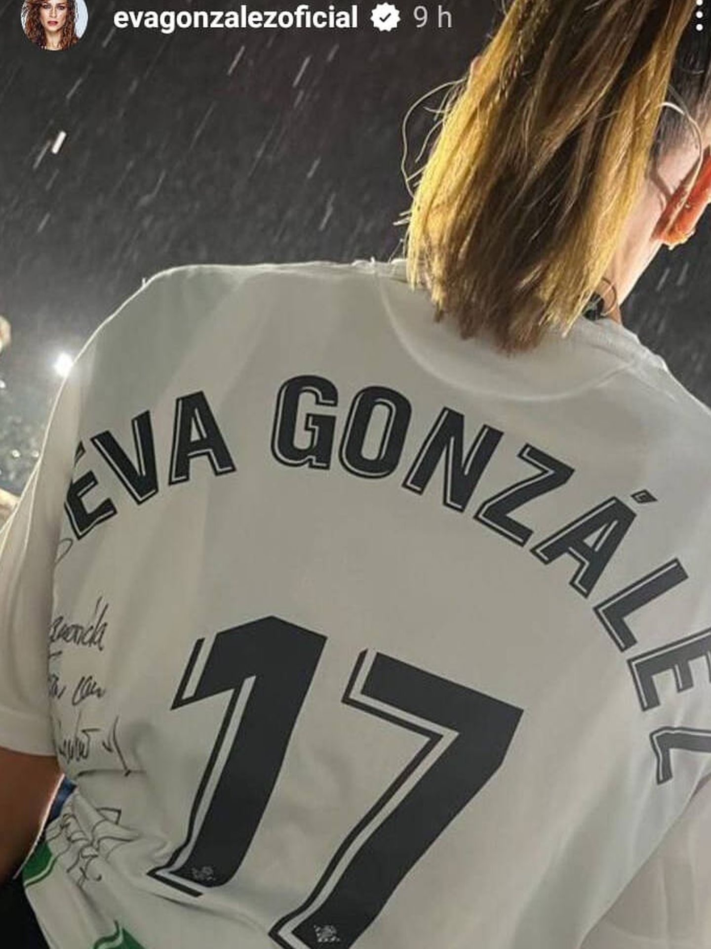 Eva González luce la camiseta bética con el dorsal de Joaquín Sánchez. (Instagram/@evagonzalezoficial)