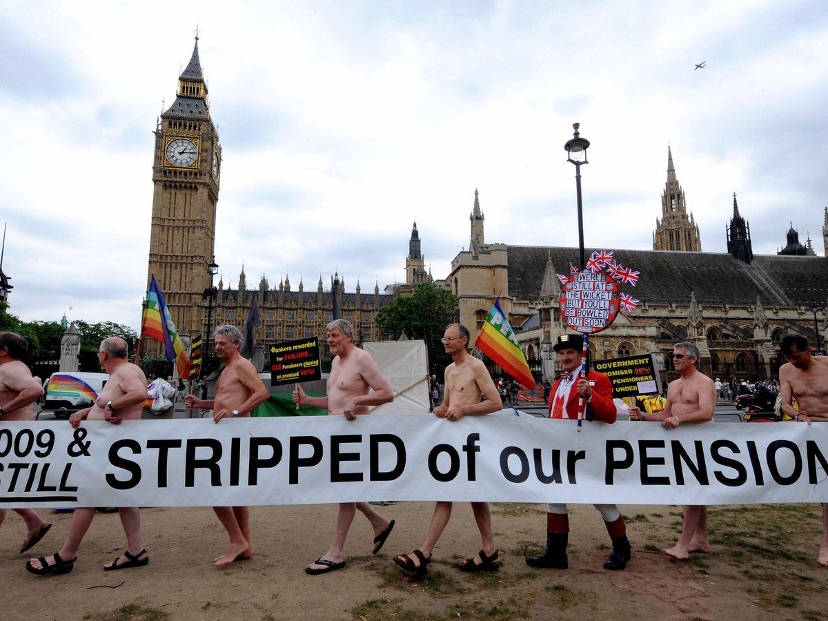 Foto: Un grupo de personas participan desnudas en una protesta contra la pérdida de sus pensiones frente al Parlamento en Londres. (EFE/Archivo/Andy Rain)