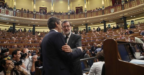 Foto: El presidente del Gobierno, Mariano Rajoy, saluda al portavoz popular en el Congreso, Rafael Hernando. (EFE)