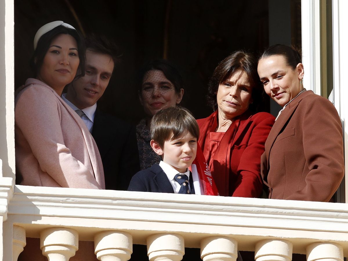 Foto: Louis Ducruet y su mujer, junto a Estefanía, Carolina y Pauline en el Día Nacional de Mónaco. (EFE/Sebastian Nogier)