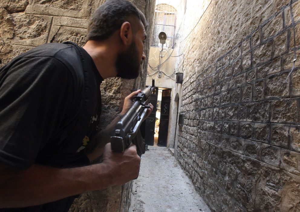 Foto: Un combatiente del Ejército de Liberación Sirio (ELS) en un callejón de la ciudad vieja de Alepo (Reuters).
