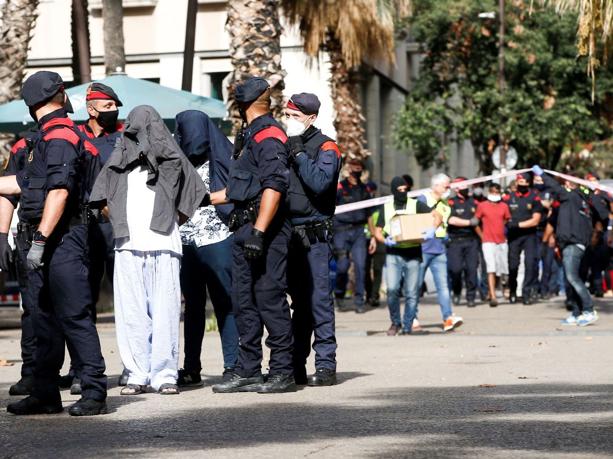 Foto: Detenciones durante el dispositivo policial hoy en el Raval de Barcelona. (EFE)