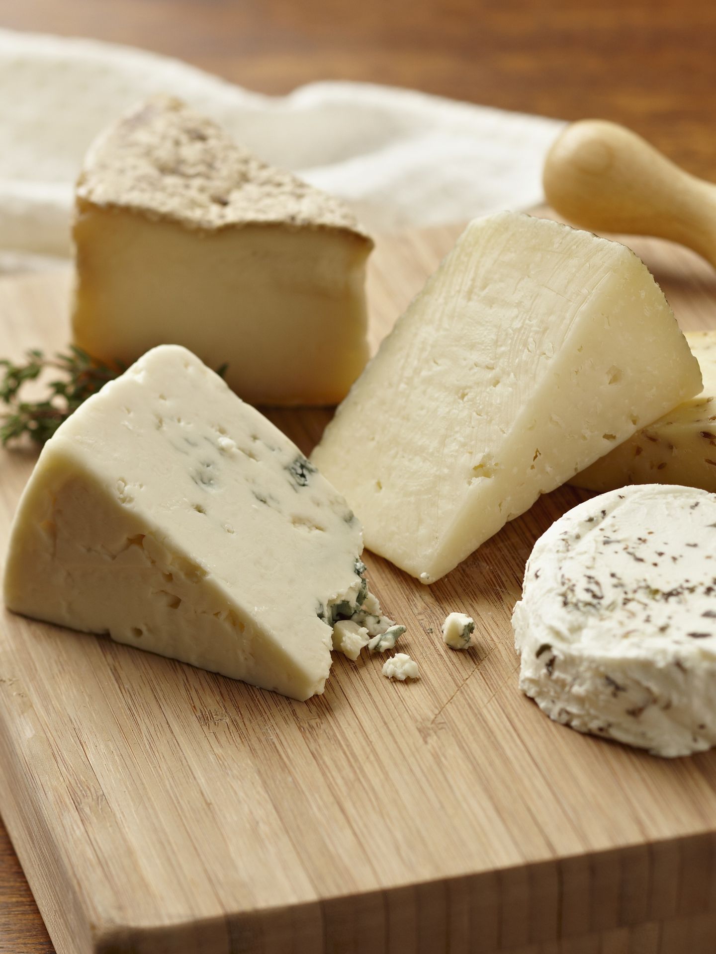 Diferentes variedades de queso en un plato de madera. (Corbis)