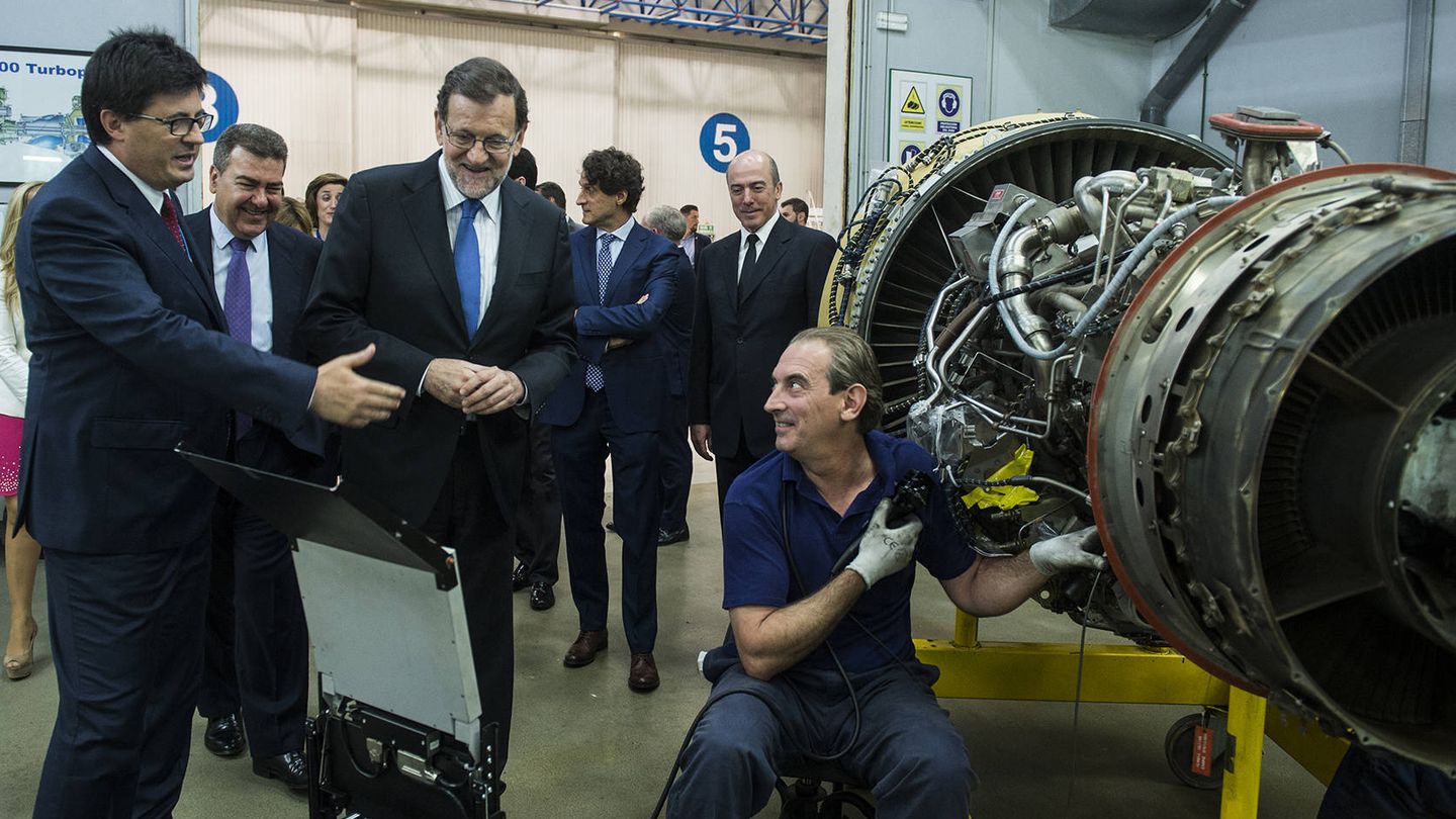 Rajoy, en su visita a los hangares de mantenimiento de Air Nostrum en Quart de Poblet (Valencia). (David Mudarra, PP) 