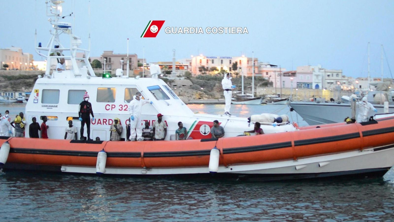 Foto: Embarcación de la guardia costera de Italia rescatando a varios inmigrantes libios. (Efe)