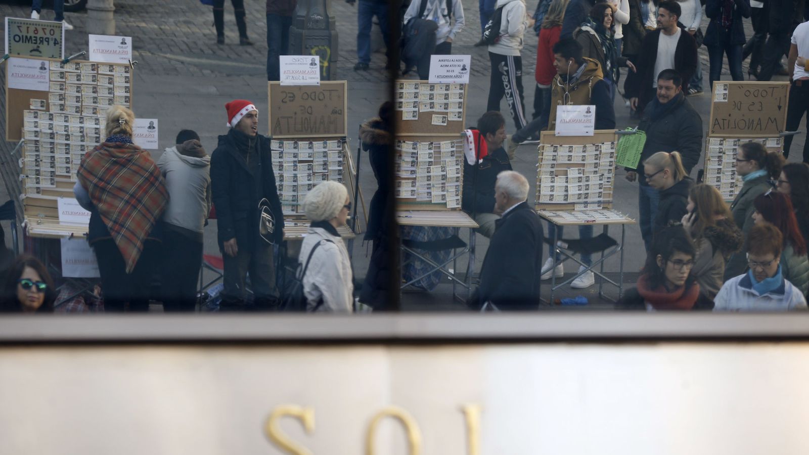 Foto: Puestos de lotería en la madrileña Puerta del Sol (EFE)