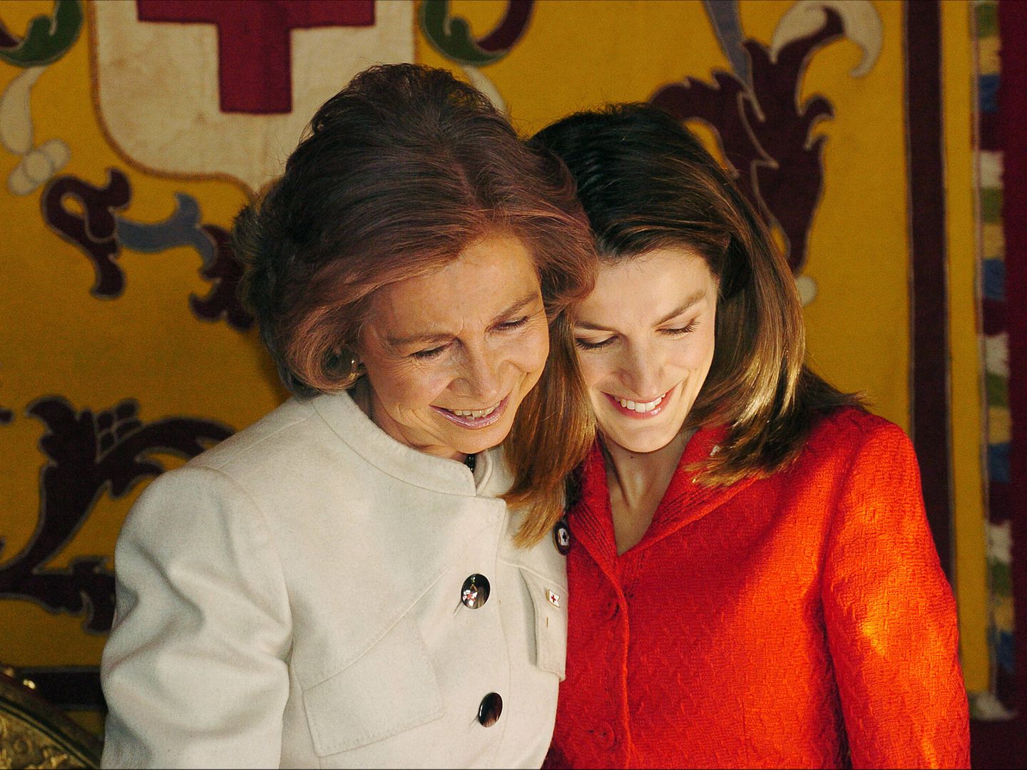 La reina Sofía y Letizia muestran su complicidad en un acto de la Cruz Roja, en 2004. (Gtres)