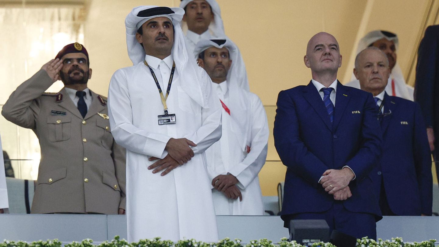 Infantino, junto al emir de Qatar, Tamim bin Hamad Al Thani. (EFE/Rodrigo Jiménez)