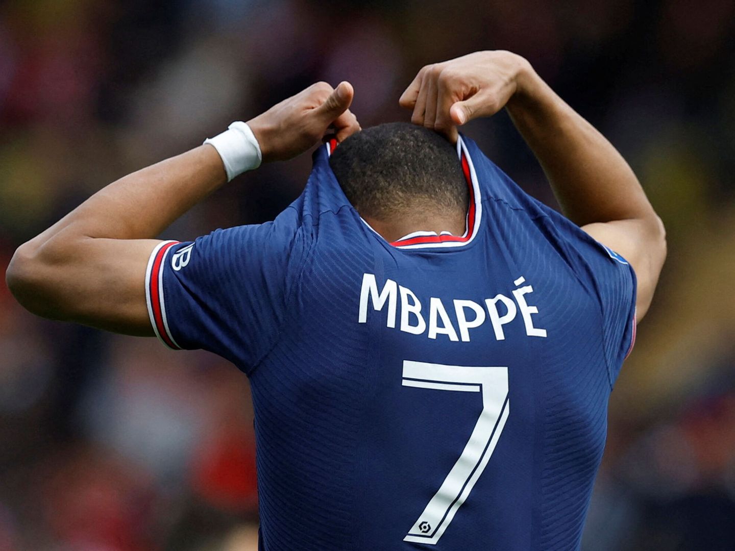 Mbappé se quita la camiseta del Paris Saint-Germain tras un partido